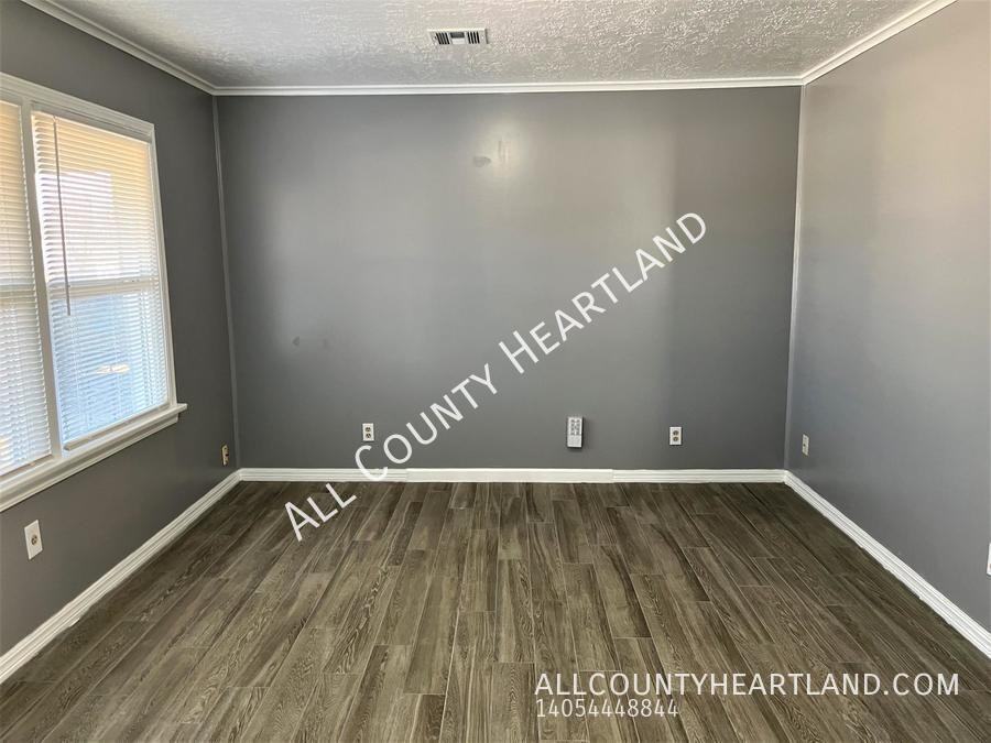 3328 Nw 29th St - Photo 4 of 16
