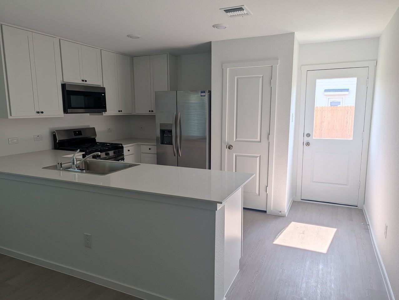 3904 Superior Pl - Photo 7 of 12
