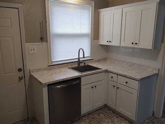 5910 N Keystone Ave - Photo 2 of 11