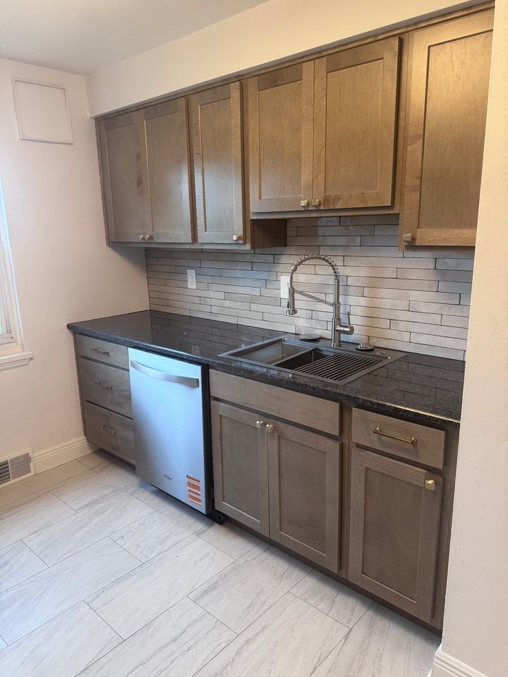 720 6th St - Photo 3 of 11