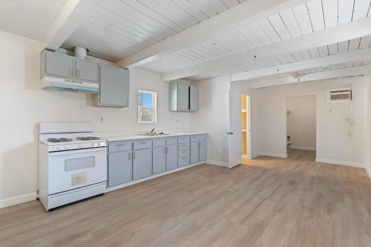3927 Haywood St #2 - Photo 5 of 6