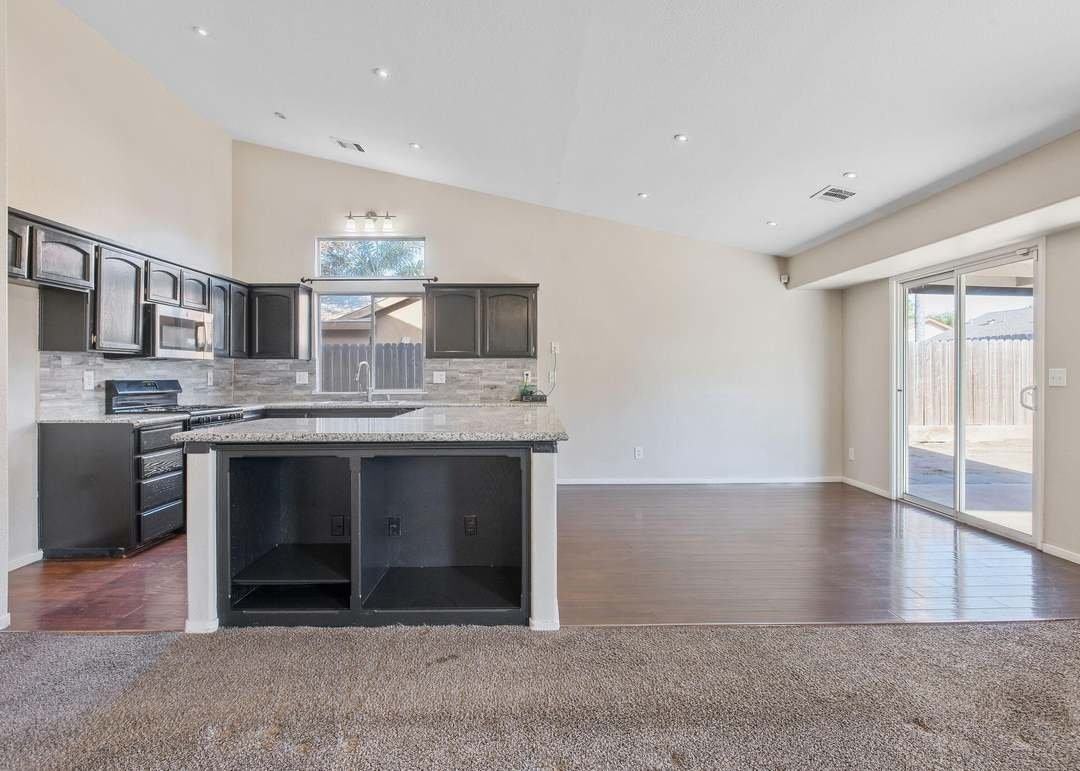 2111 W Merritt Ave - Photo 7 of 16