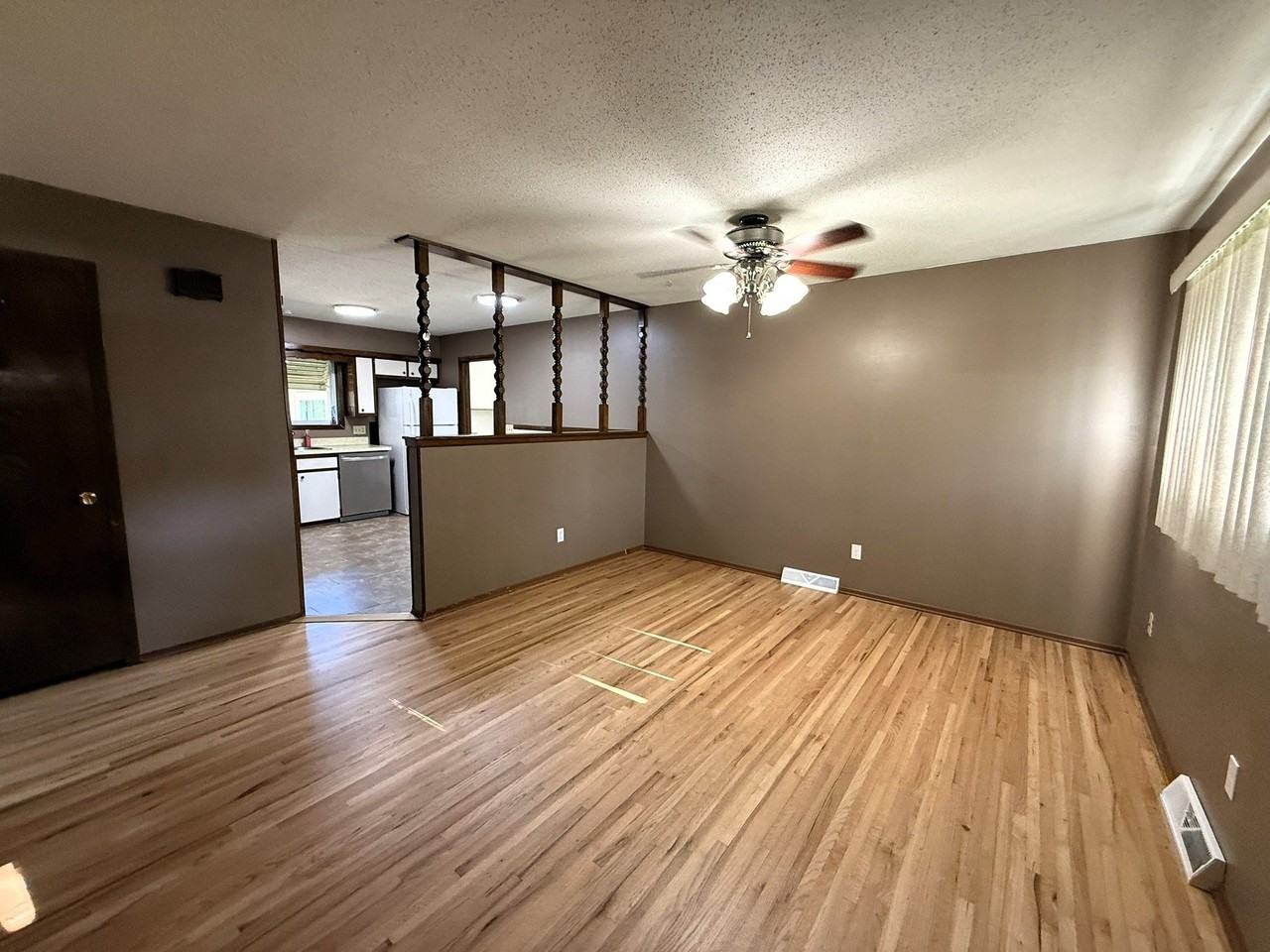 3147 S Gordon Ave - Photo 3 of 19