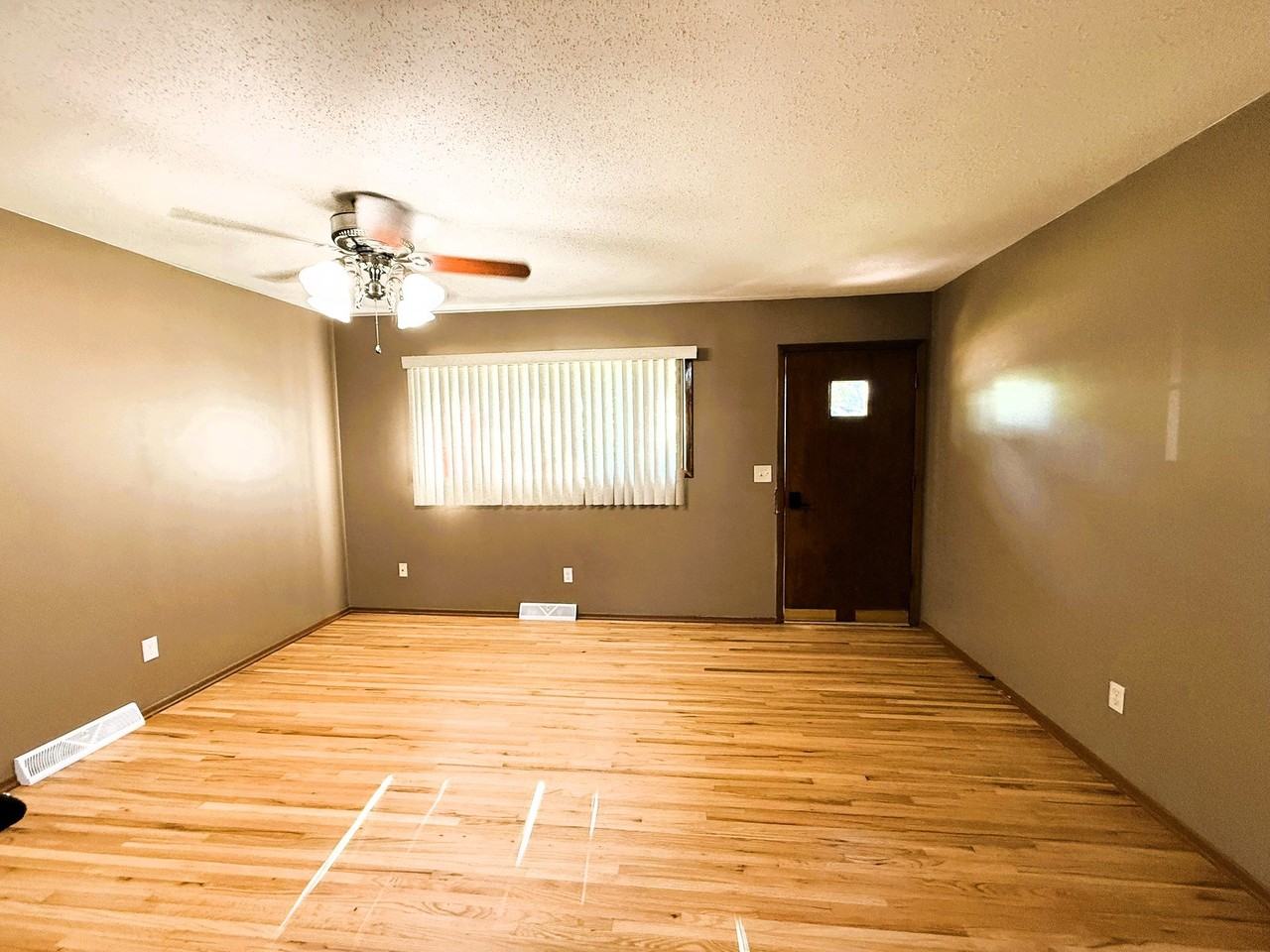 3147 S Gordon Ave - Photo 4 of 19