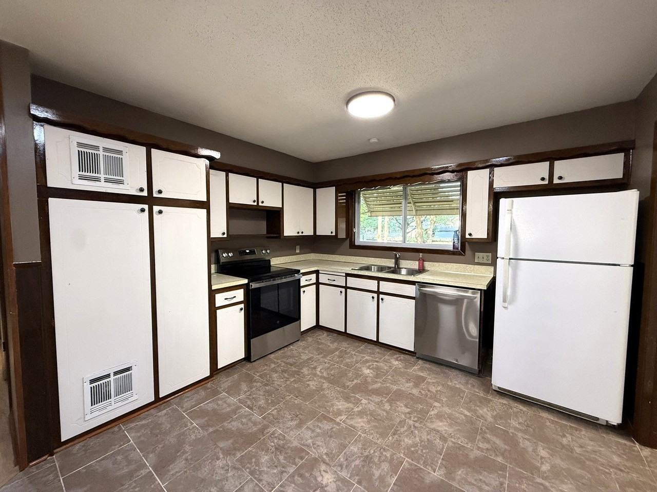 3147 S Gordon Ave - Photo 7 of 19