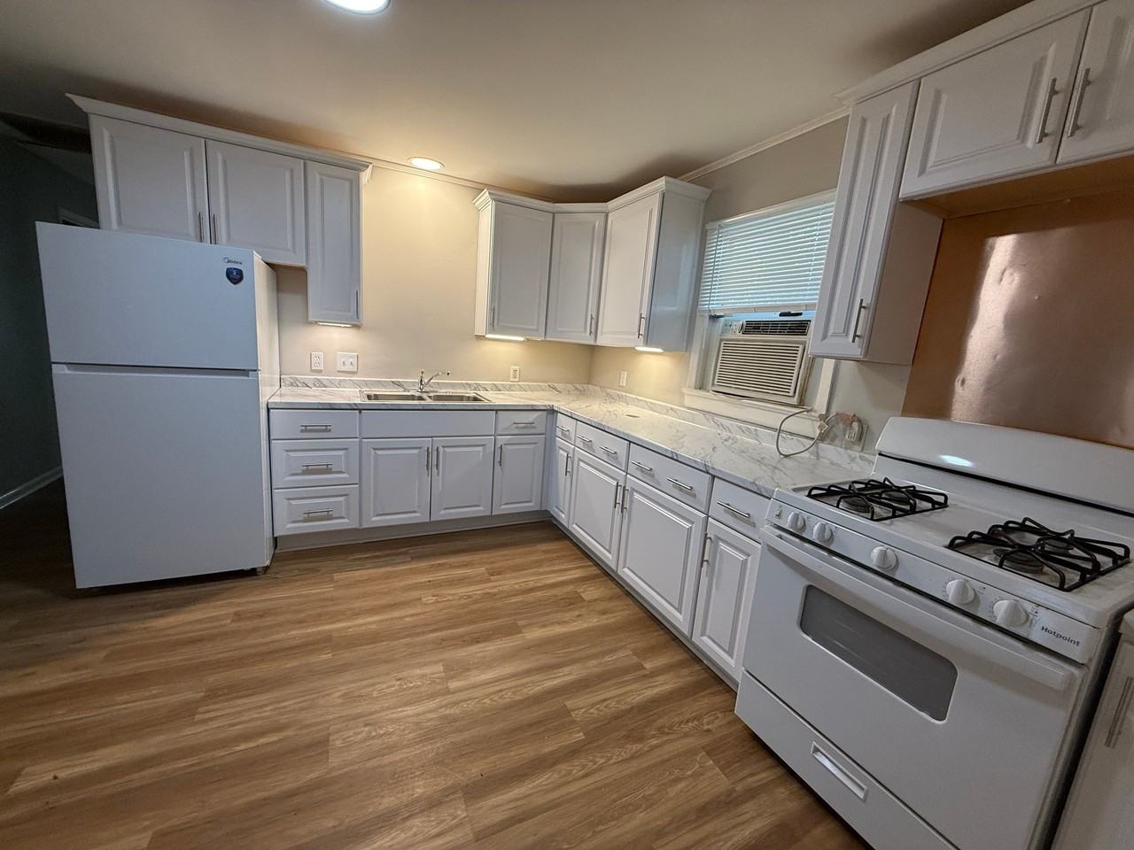 126 Sherwood Dr - Photo 3 of 9