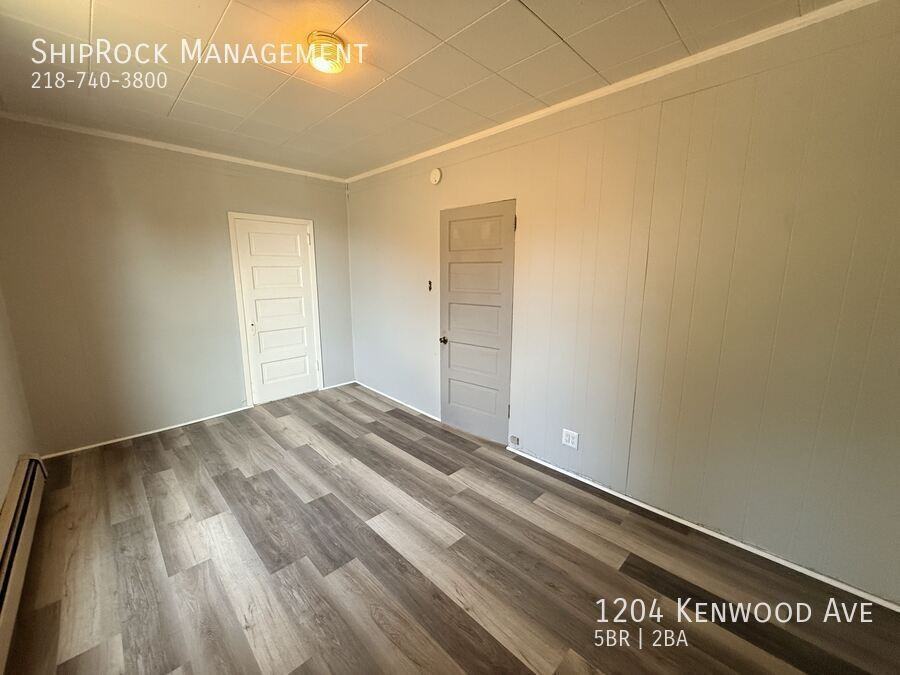 1204 Kenwood Ave - Photo 4 of 32