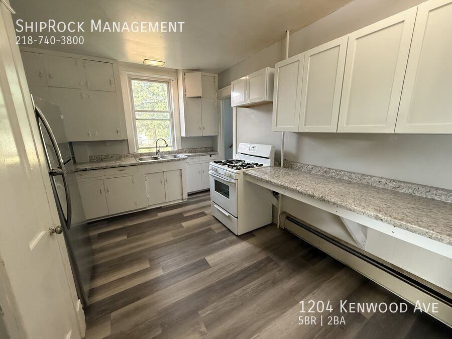 1204 Kenwood Ave - Photo 6 of 32