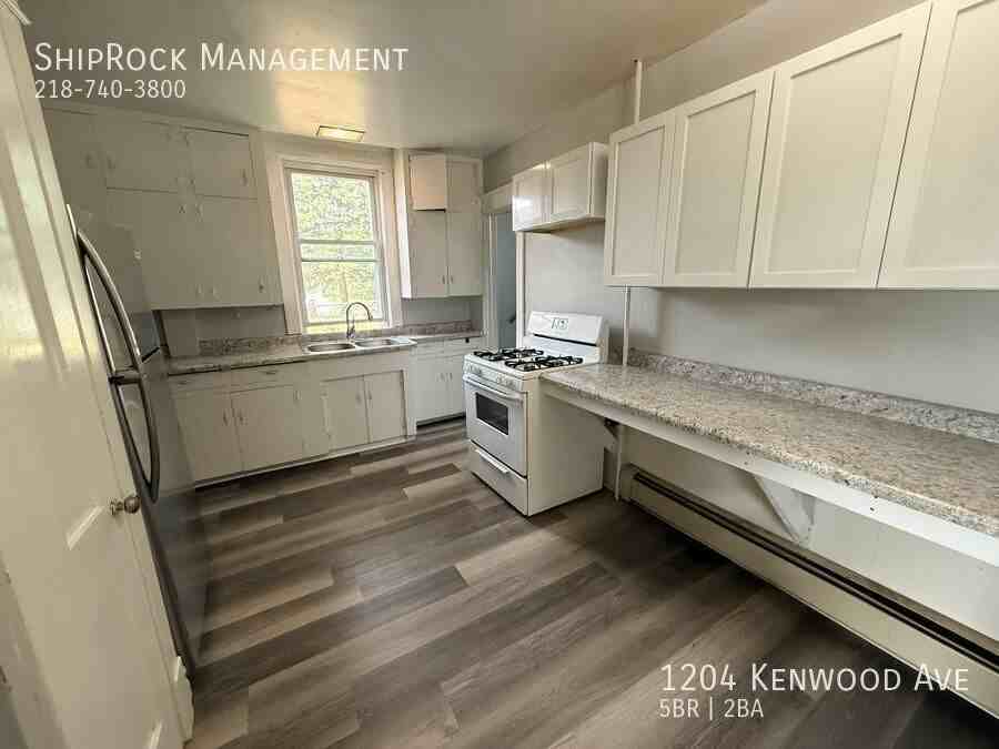 1204 Kenwood Ave - Photo 7 of 32