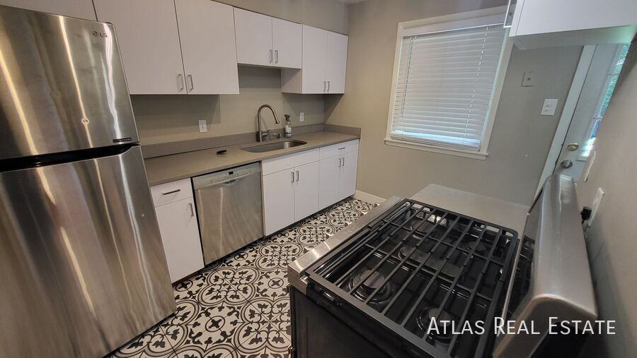 2703 S Hooker St - Photo 3 of 19