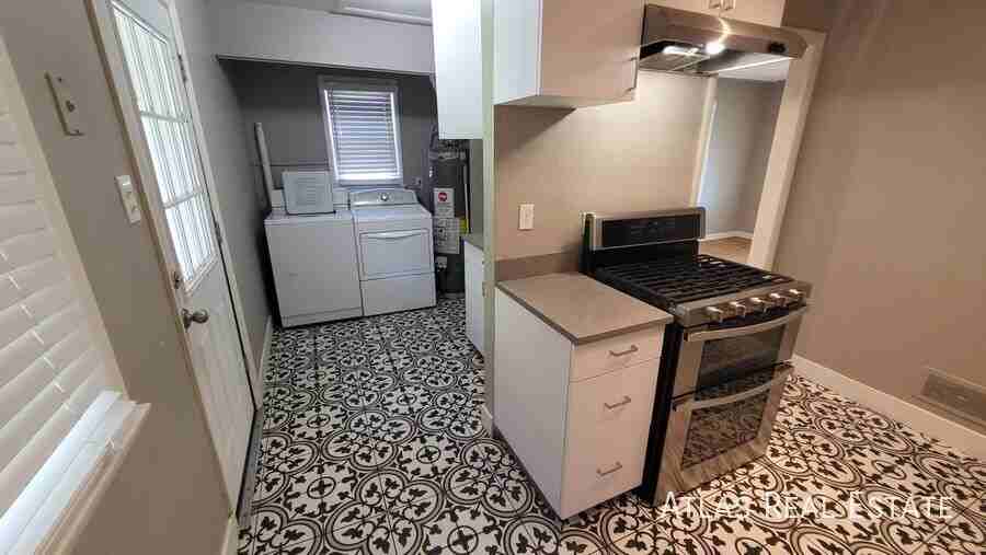 2703 S Hooker St - Photo 4 of 19