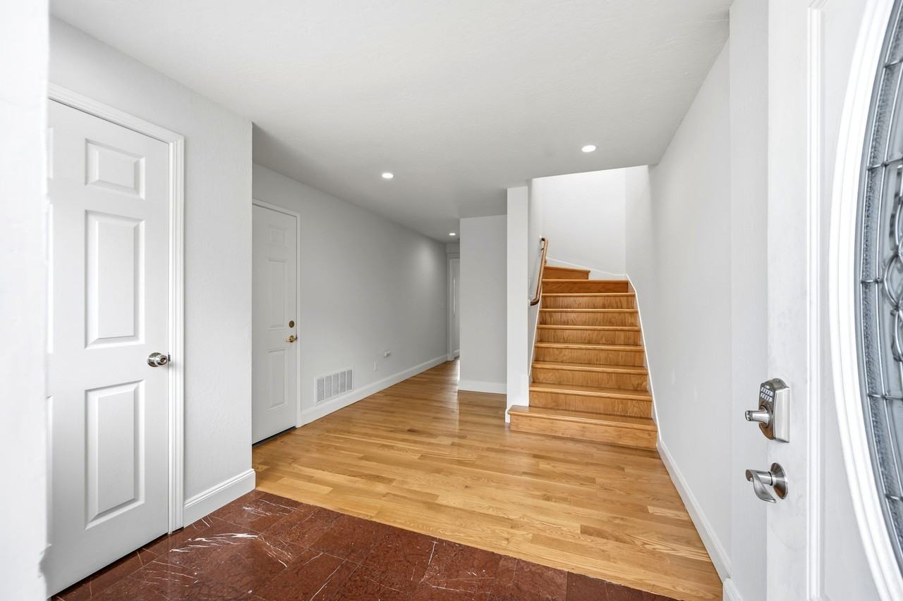 407 Joost Ave - Photo 4 of 24