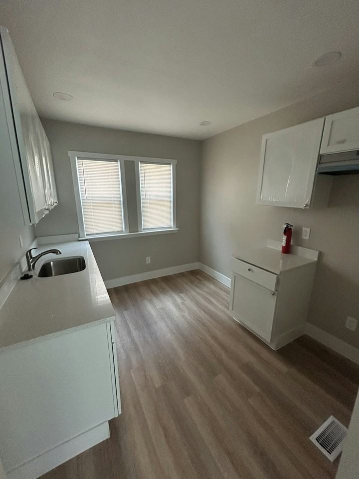 13723 Mapleridge St, Unit 1st Floor - Photo 4 of 16