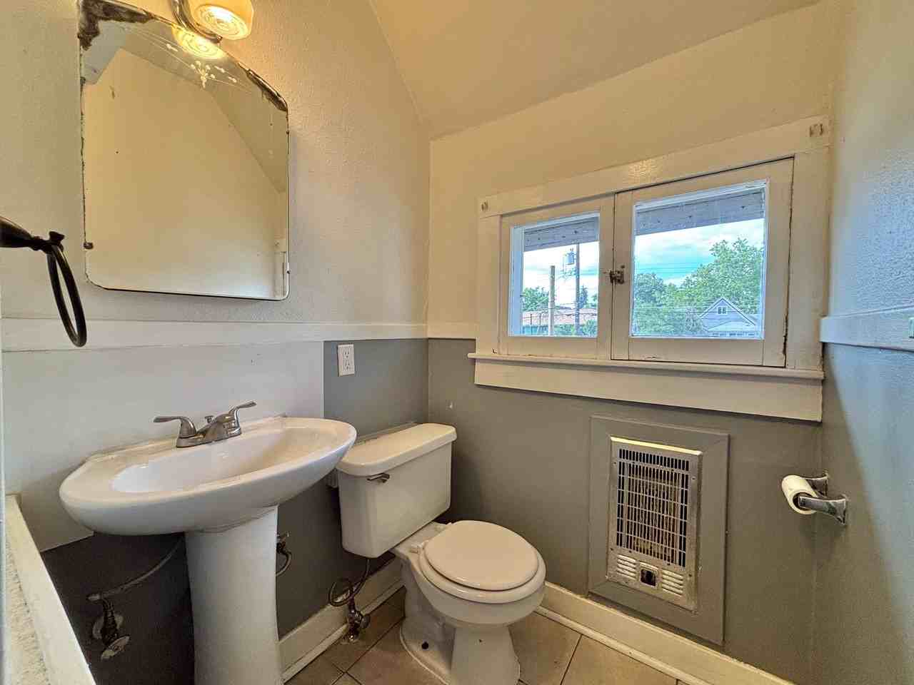 1122 W Augusta Ave #1 - Photo 6 of 10