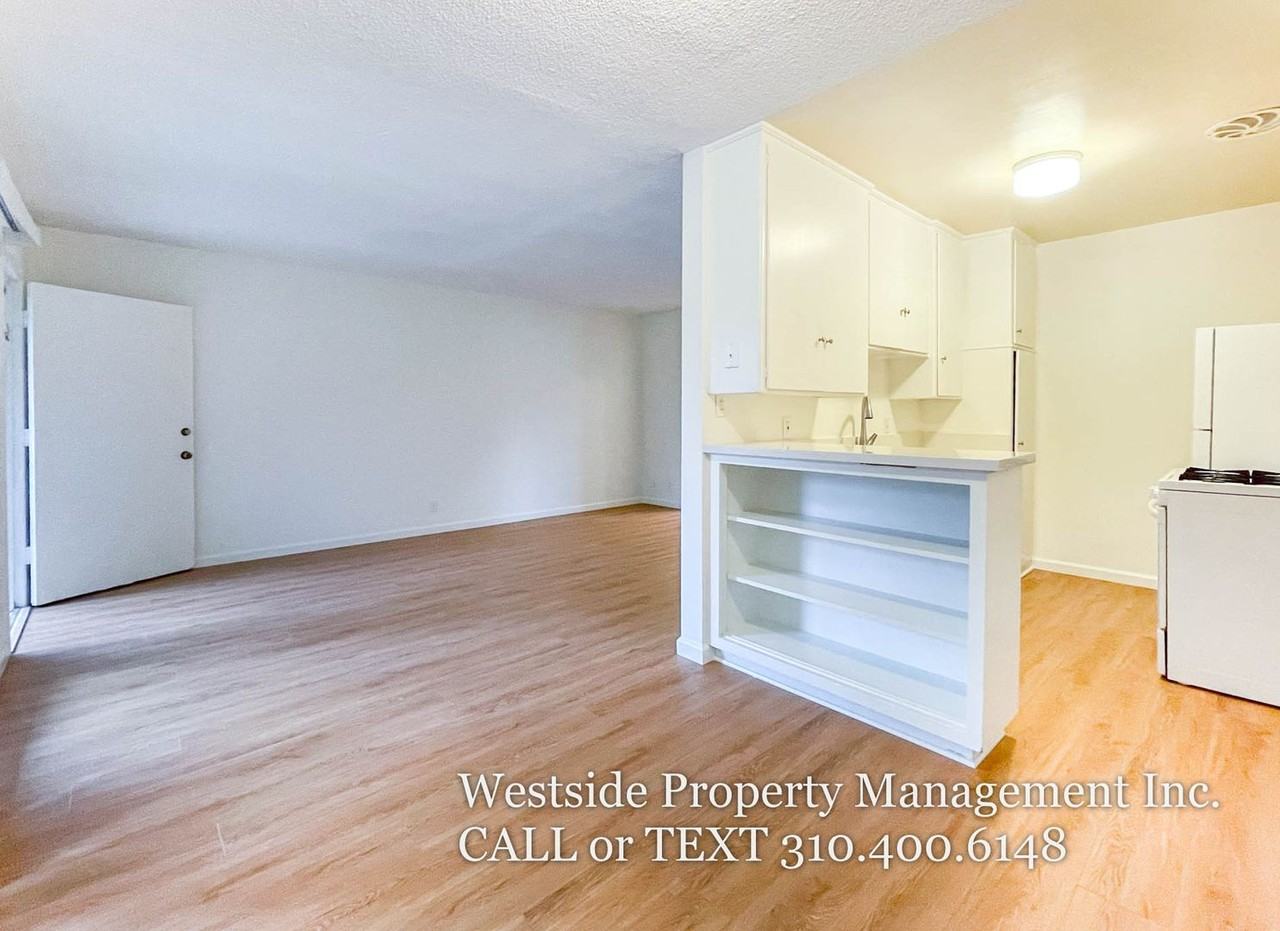 1555 S Hayworth Ave #16 - Photo 3 of 10