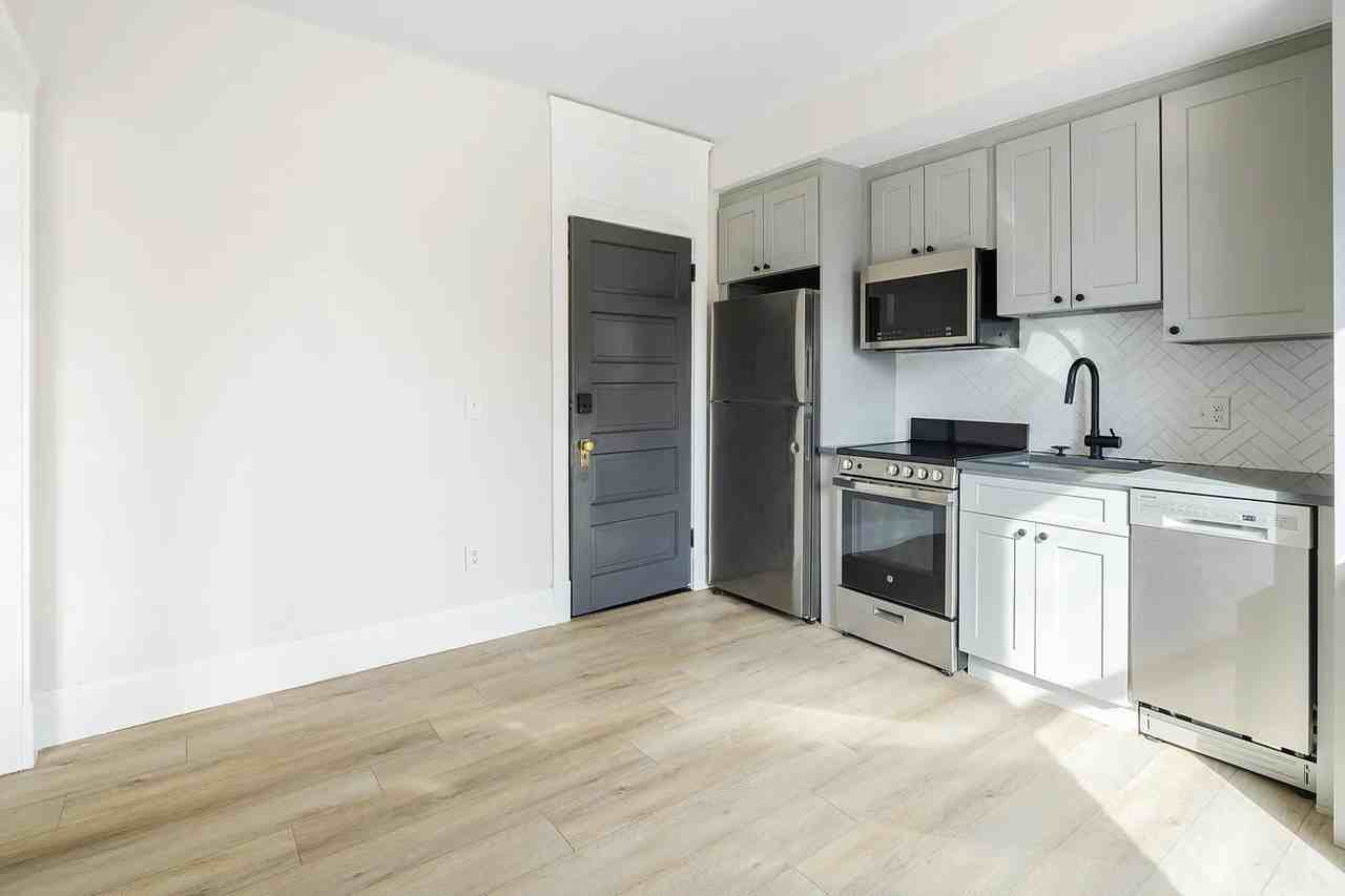 1023 N Broadway #304 - Photo 2 of 13