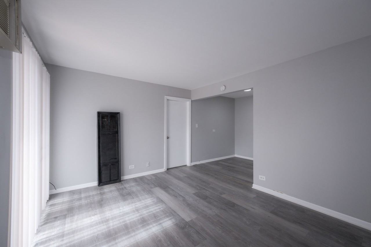15312 Knox Ave Apt 10 - Photo 3 of 12