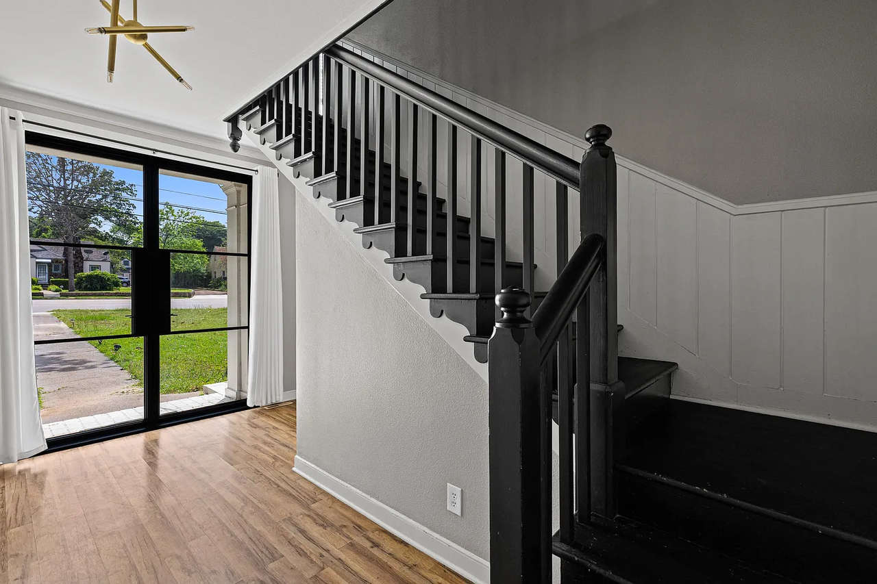 513 E Young St - Photo 4 of 19