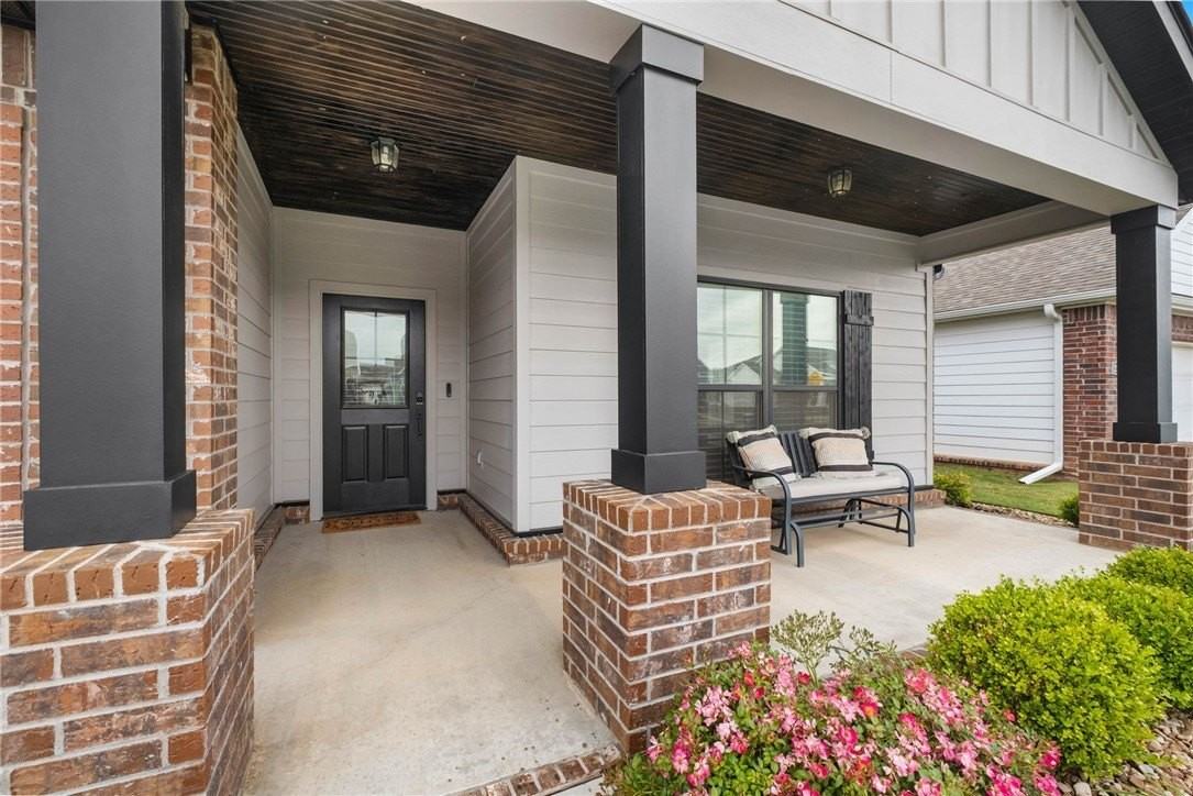 2104 Sw Huntwick Ave - Photo 2 of 28