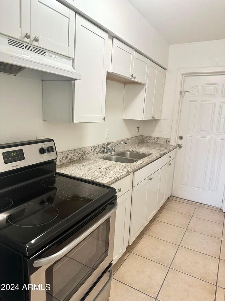 2033 W Madison St #1 - Photo 2 of 12