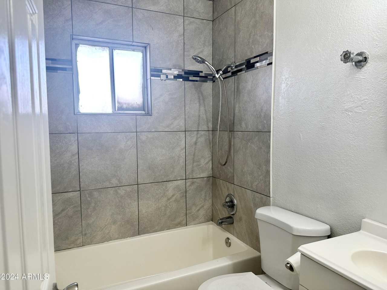 2033 W Madison St #1 - Photo 4 of 12