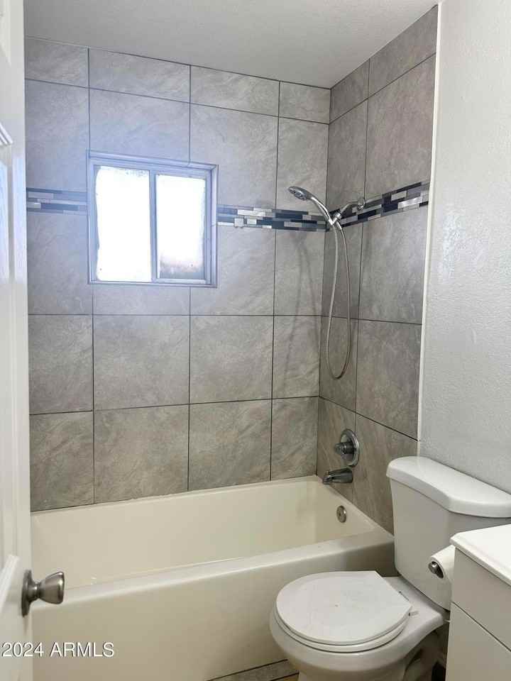 2033 W Madison St #1 - Photo 5 of 12