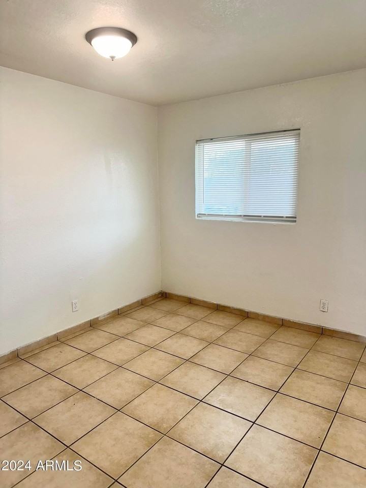 2033 W Madison St #1 - Photo 7 of 12