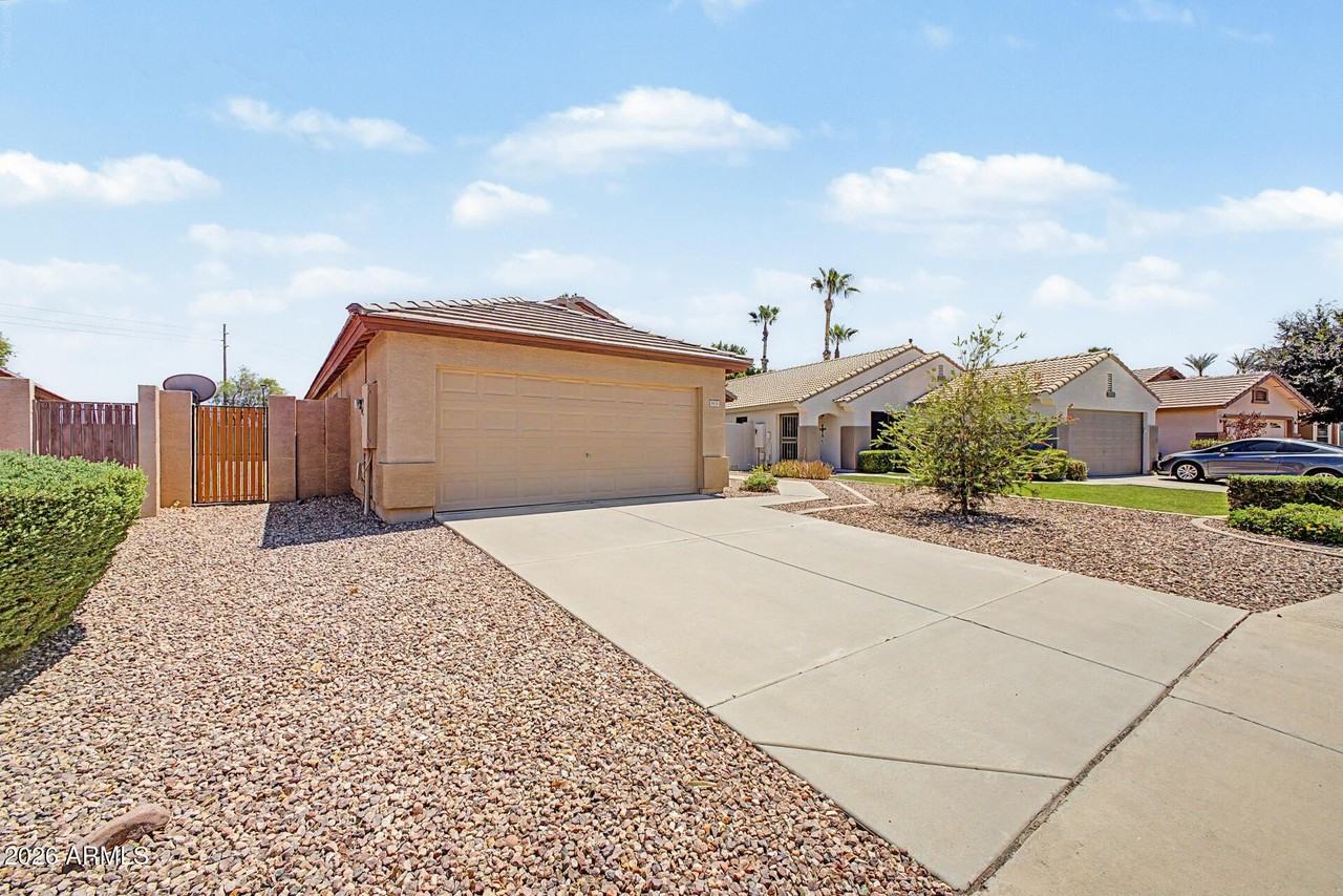 8151 W Tonto Ln - Photo 3 of 33