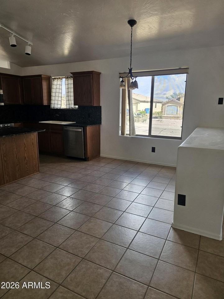 2311 Skyview Dr - Photo 3 of 9