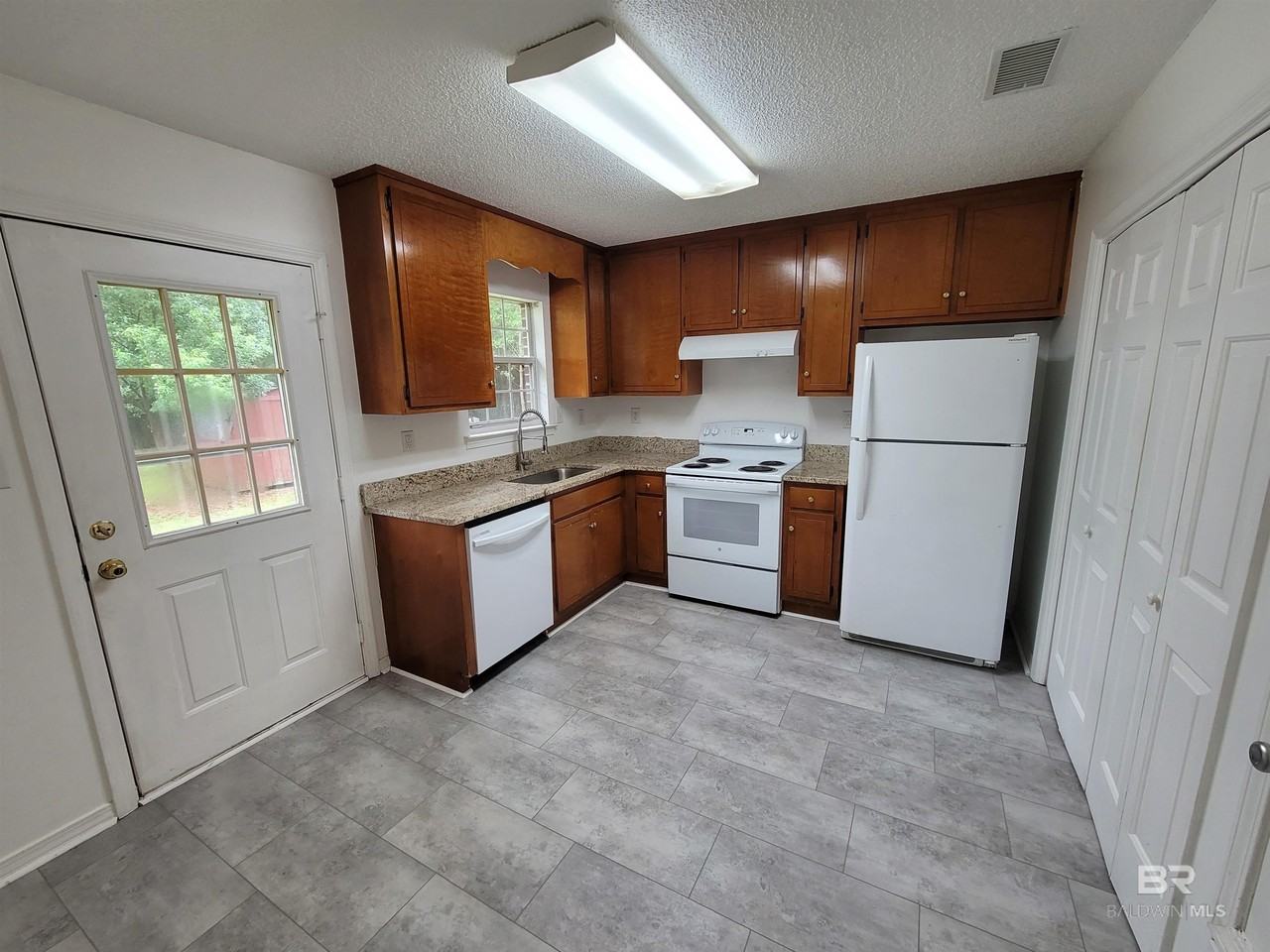 309 W Peachtree Ave - Photo 3 of 11