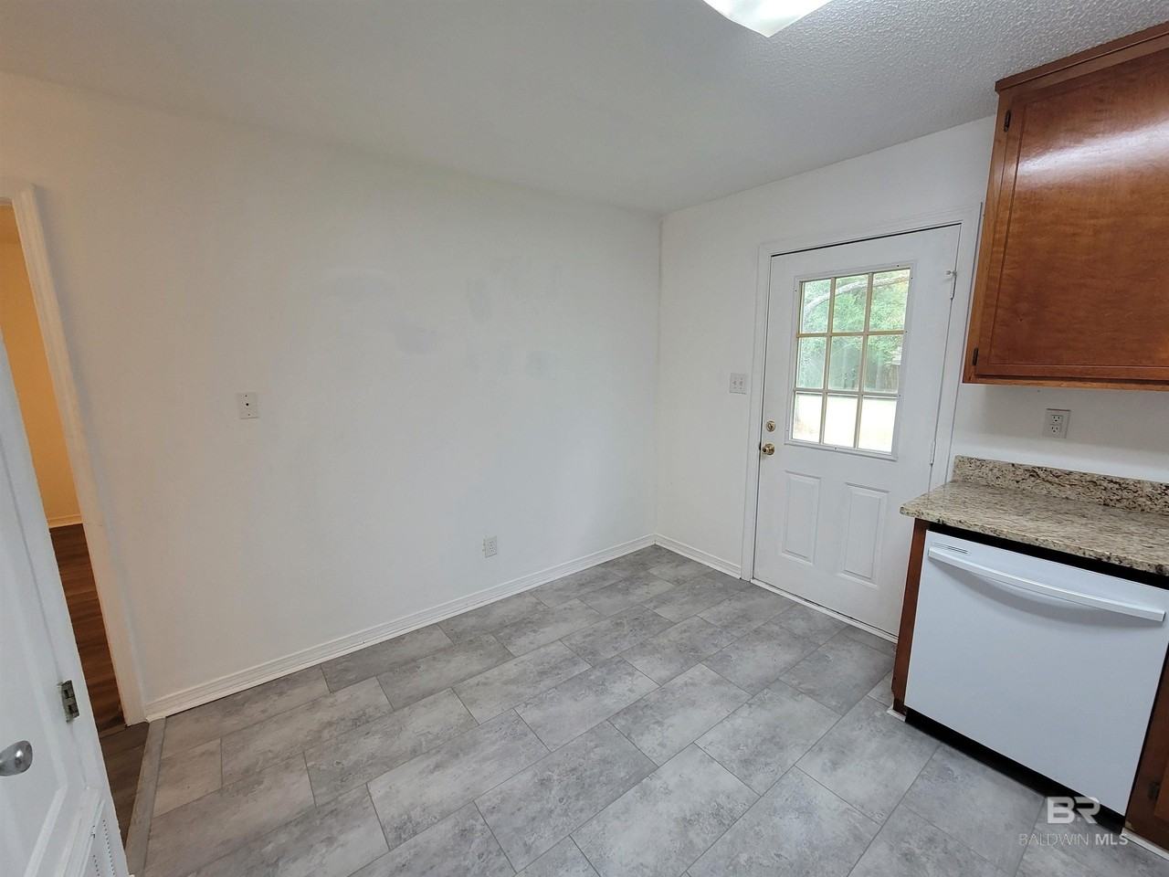 309 W Peachtree Ave - Photo 4 of 11