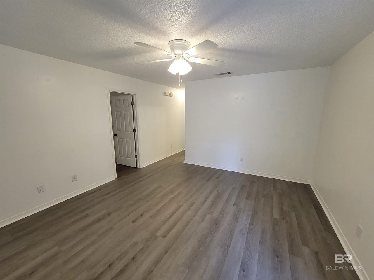 309 W Peachtree Ave - Photo 5 of 11