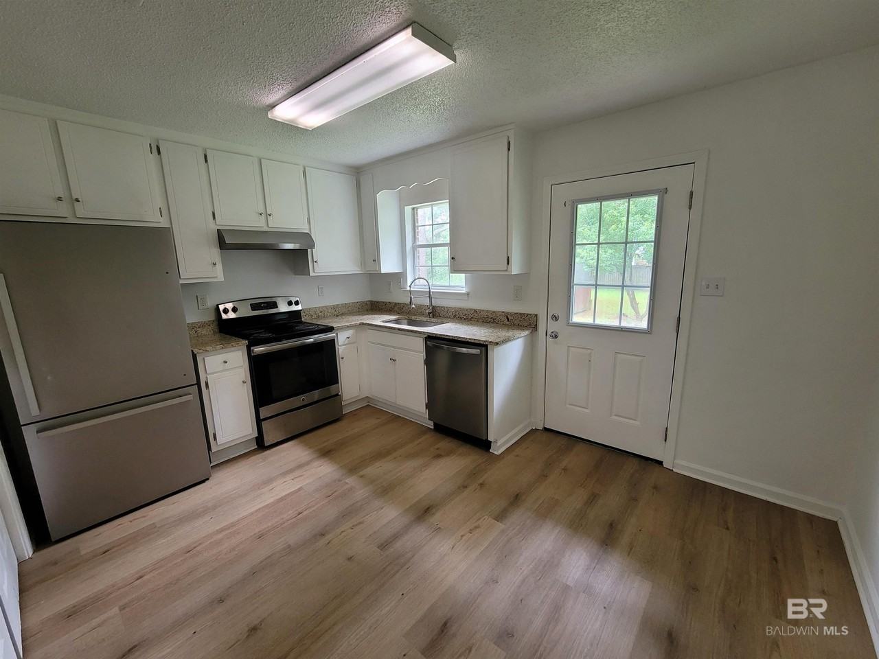 311 W Peachtree Ave - Photo 2 of 11
