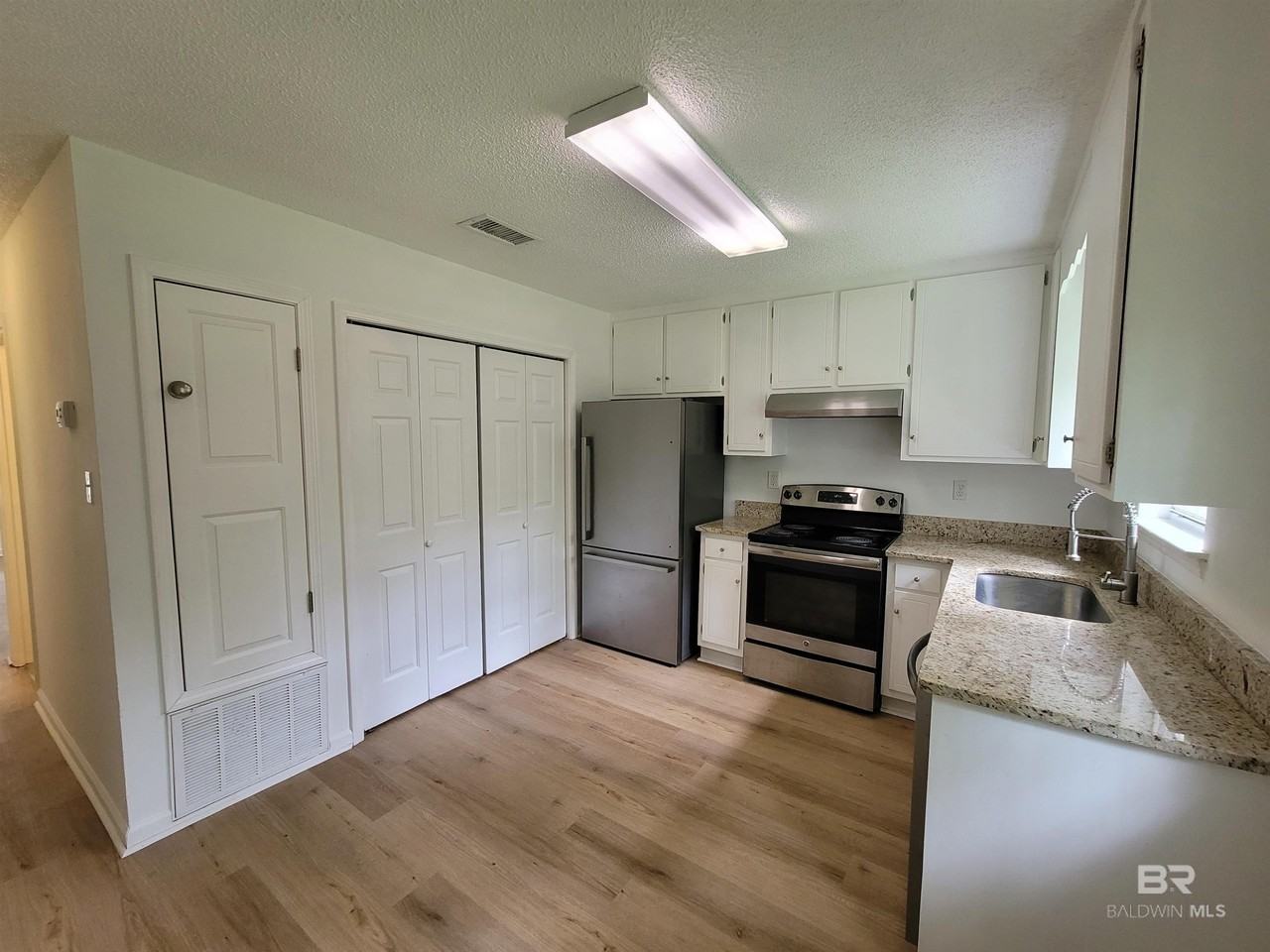 311 W Peachtree Ave - Photo 3 of 11
