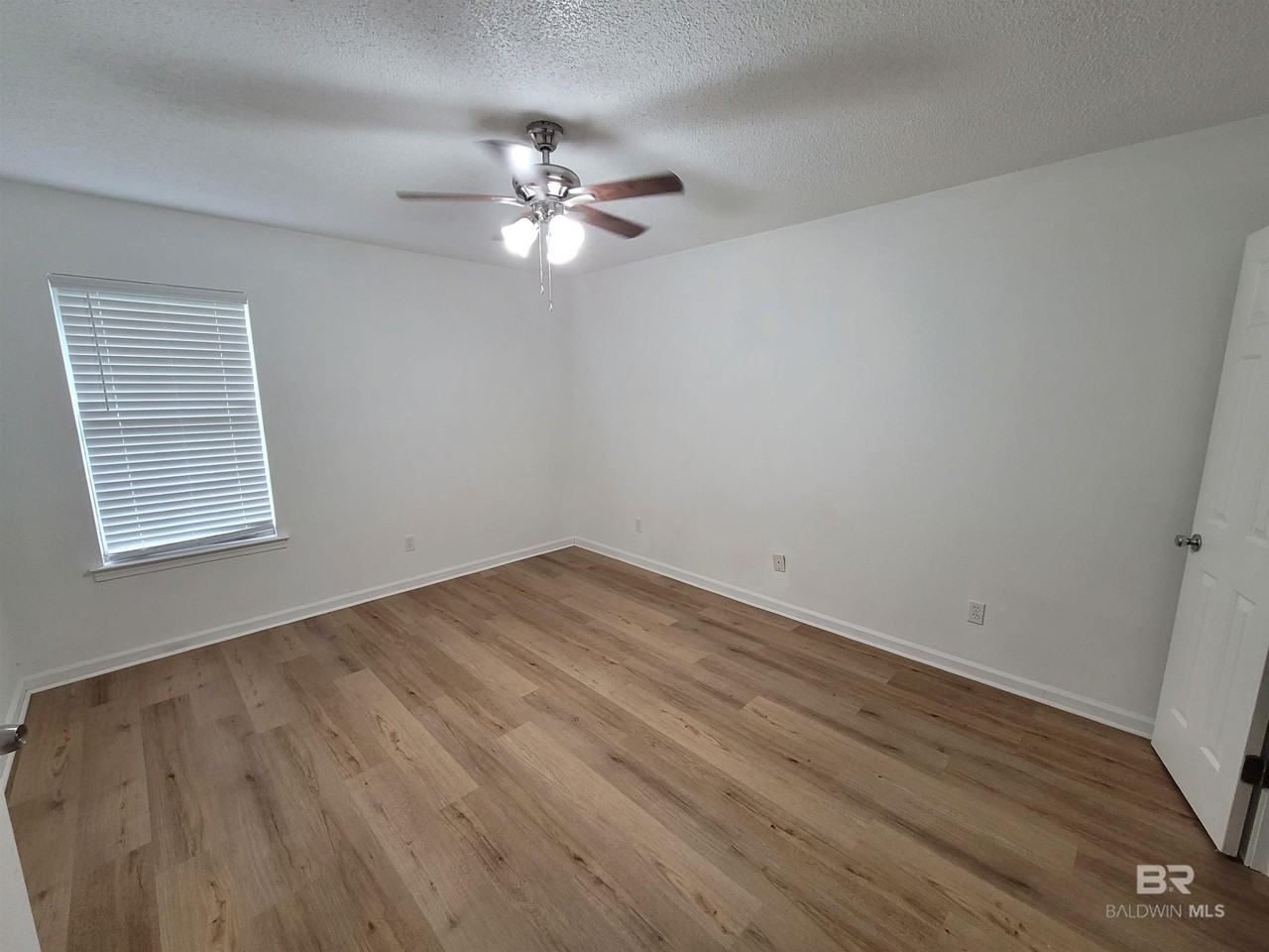 311 W Peachtree Ave - Photo 6 of 11