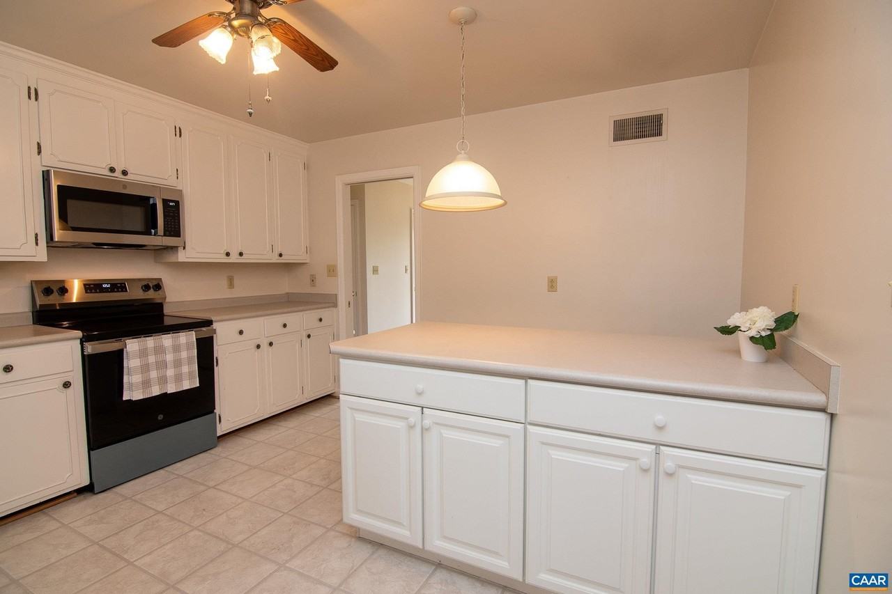 1313 Grove Rd - Photo 4 of 40