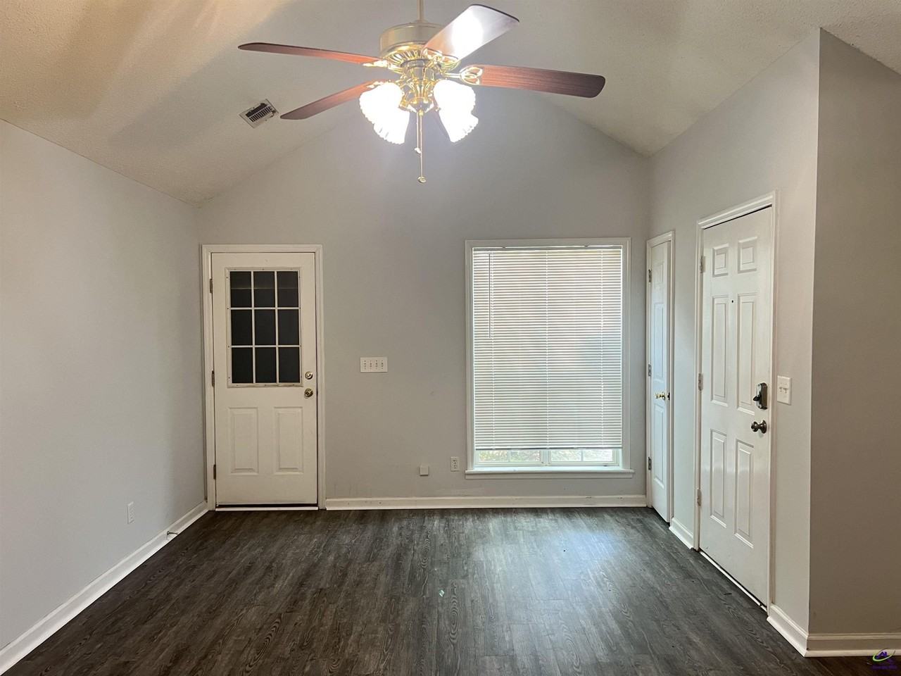203 Bayside Dr - Photo 3 of 23