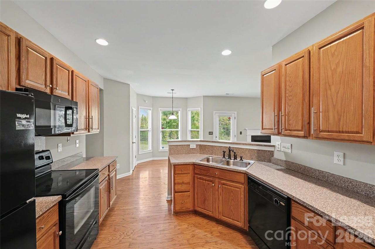 3111 Gloxinia Rd - Photo 3 of 37