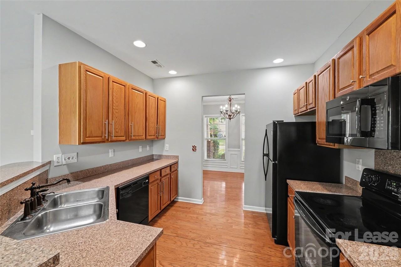 3111 Gloxinia Rd - Photo 7 of 37