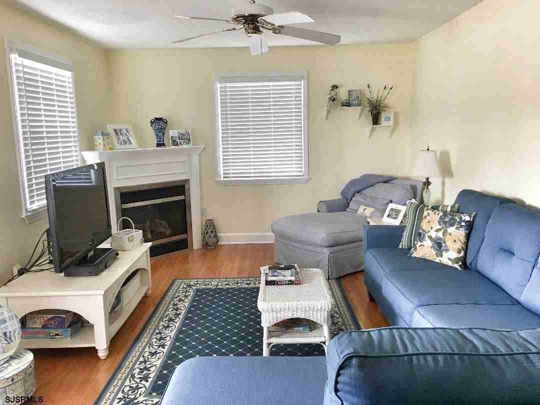 209 N Rosborough Ave - Photo 4 of 16