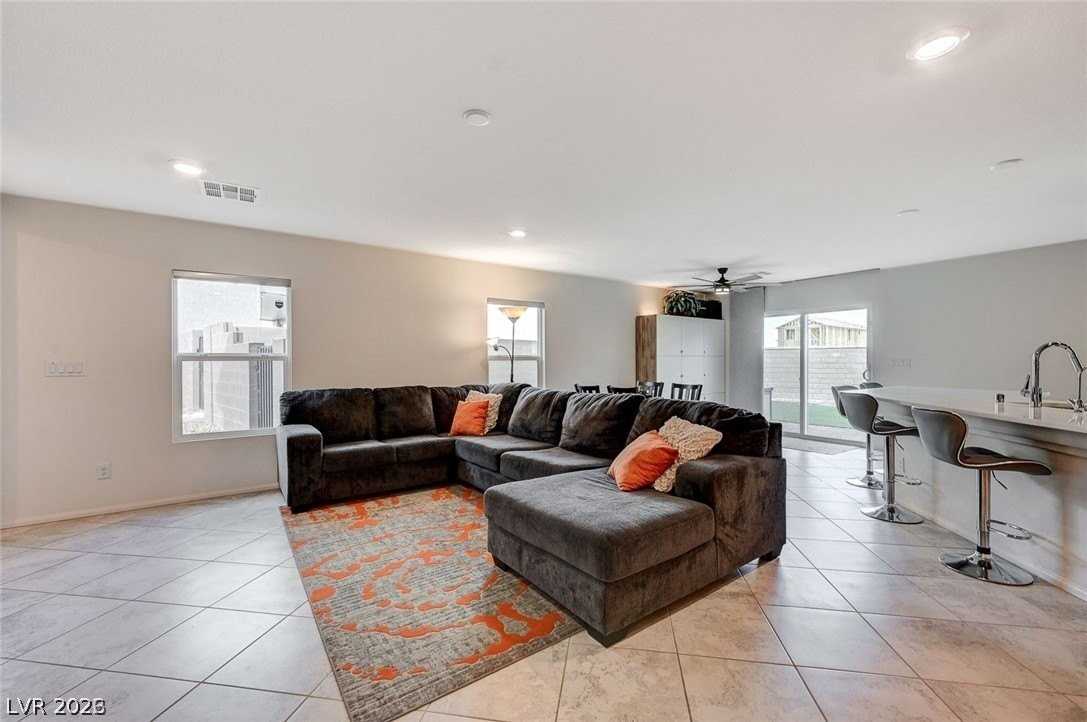 7040 Fossil Lake St - Photo 4 of 16