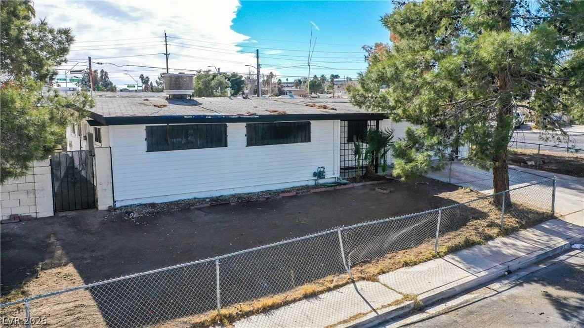 612 N Bruce St - Photo 2 of 30