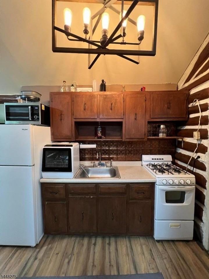 20 Wildwood St - Photo 3 of 15