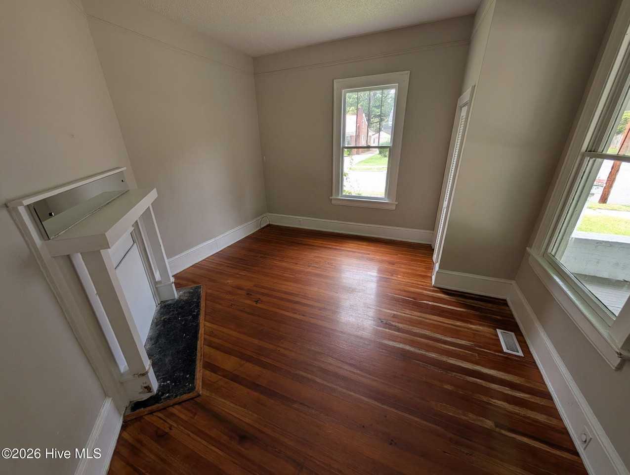 209 Warren St W #A - Photo 3 of 11