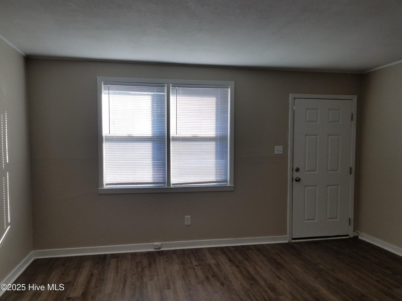 1217 Davis St - Photo 3 of 8