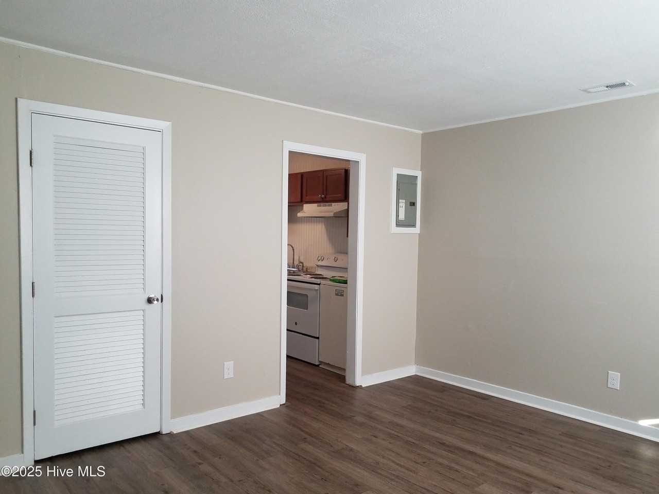 1217 Davis St - Photo 4 of 8