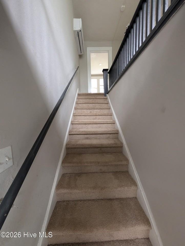 209 Warren St W #B - Photo 3 of 8