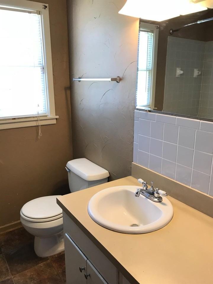 2305 46th St - Photo 4 of 9