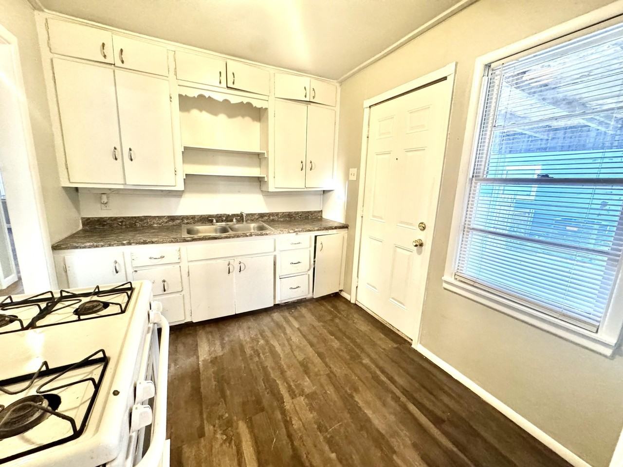 3213 Erskine St - Photo 6 of 13