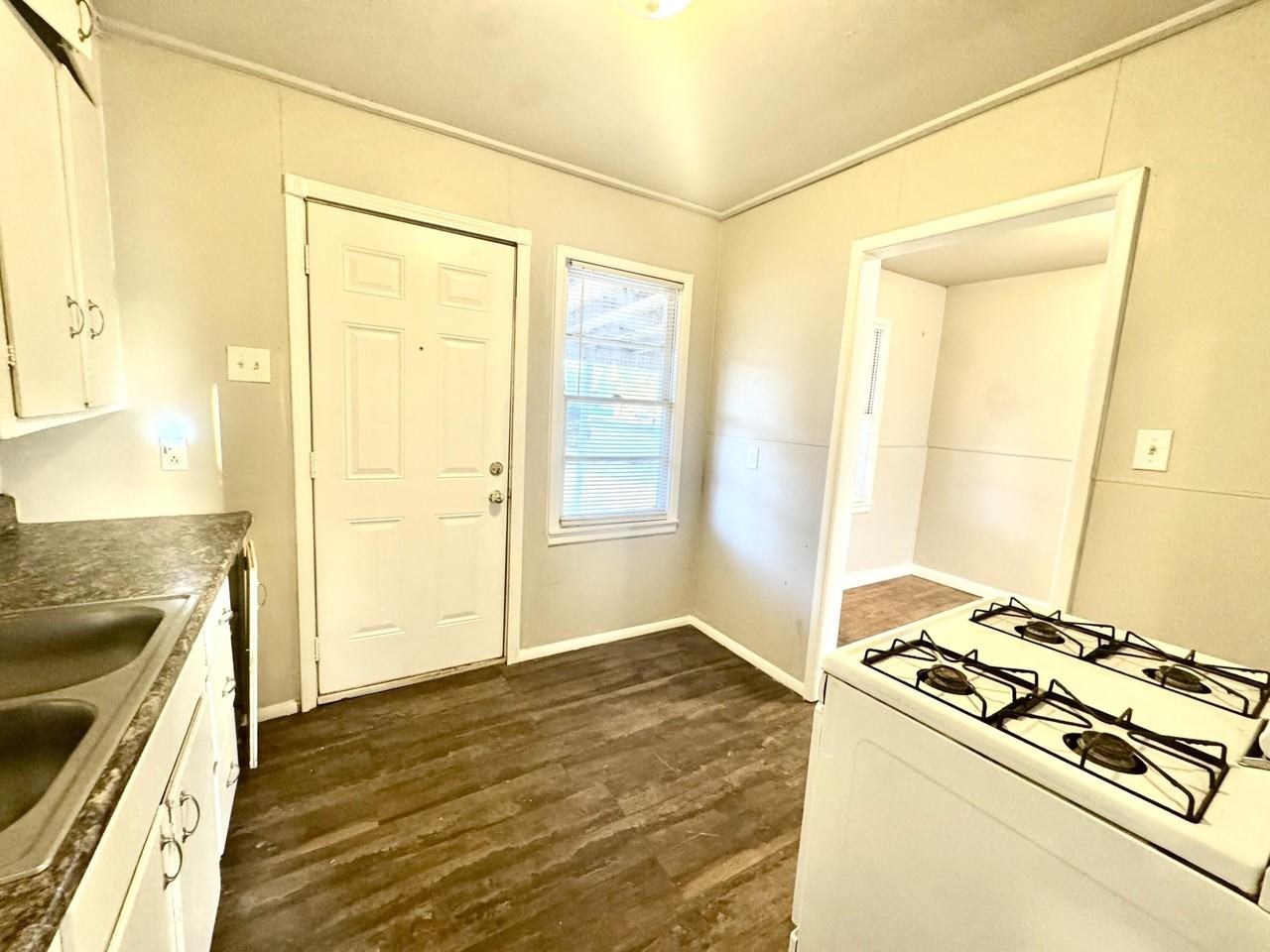 3213 Erskine St - Photo 7 of 13